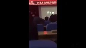 搭讪大学电影节女学生！到她女宿开战！从房间战到阳台：不怕被同学听到？