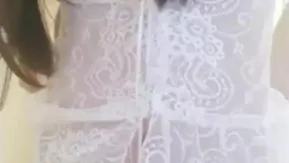 大眼美女坦然的聊天自慰 高潮时的表情很丰富