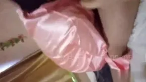 彼女のボーイフレンドに、十分な食事を与えていないから、この時間に出て行くように言ったのは誰ですか?