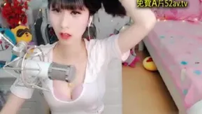 舔我咪咪好吗? 道具还没来就已经在直播发骚