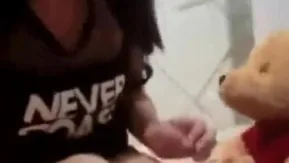 让泰迪熊吸奶奶 但妹妹比泰迪熊更可爱!