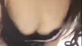 快来草我好痒～萌妹「小穴都快揉坏」好想哭 快来个好心人好吗？