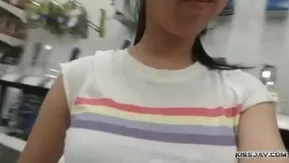 なぜ私はこの習慣をやめられないのでしょうか? 大胆で強力な女の子は、「この白くて柔らかいプリン」を店で見せたいと思っています。