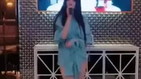 セクシーな女子アンカーはリッチな二世イケメンをフィーチャーします ～最初にマイクを握り、次に巨根を握ります～