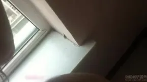 情趣内裤不时露出粉嫩鲍鲍~惹得维修师傅欲火焚身强行硬上!!