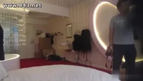 美女MODEL邹邹换衣全程被无良摄影师串通偷拍卖出