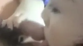 [精选直播!]姊姊直播与丑弟弟大玩乱伦啪啪，被射里面又哀个不停怎么办