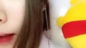 無邪気でかわいいアンカーガールMin Mengzi ～2019春のオナニーショー～バイブとディルドで一度にマンコを満たす～