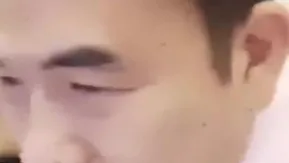 鲜花插在大叔上~找了年轻一点的妹子空中打砲~互摸口交舔硬后再上沙发上骑乘~