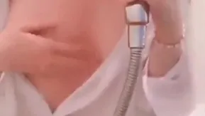 猜猜说是多少罩杯~猜对给你揉一整晚~衬衫湿身极致诱惑~