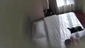 精品小旅馆偷拍貌似很饥渴大白天偷情男女进来就迫不及待开草玩的姿势还不少