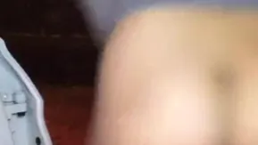 媚心主播下雨天驾车到野外打着伞紫薇诱惑大秀 普通话