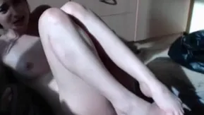 雪白洋妞玩跳蛋　结果就抽蓄了....