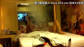 明星级别的嫩模酒店被插入后不停的浪叫,外表可爱没想到阴毛那么旺盛,太骚了！