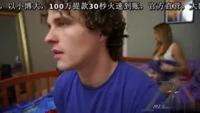 [欧美] 风骚姐姐半夜偷看A片~弟弟发现之后棒棒硬了!!顺水推舟姐姐就把弟弟给吃掉了!!