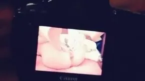 セックスを終えたばかりのショートヘア美少女が足を組んでマンコを広げて一眼レフで写真を撮る