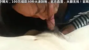 La petite amie étudiante révèle son visage lors de la location d'une chambre d'hôtel