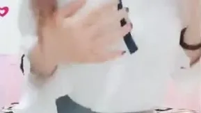 無邪気な女子高生が自撮りを誘惑する
