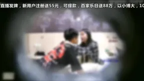 Una belleza bonita, artística, de pelo largo y piel clara se registró en una habitación de hotel con dos internautas a quienes conoció mientras jugaban juegos móviles. Los dos hombres le quitaron los pantalones cortos y se turnaron para follársela.