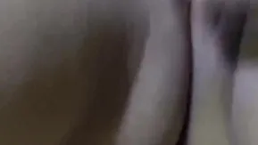 哥哥与嫂子感情不和闹离婚吵架后陪嫂嫂喝酒解愁借机把她灌醉带家里肏她稀少的一线天嫩B很紧