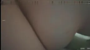 女神级外围美女高价上门援交被2土豪用粗绳摩擦粉嫩蝴蝶美穴,沙发上操完又对着镜子狠狠干