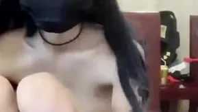性感黑丝外围女兼职女主播给狼友介绍她的自拍电影