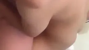 有点装B的90后小伙嘴挺会说的约了2位不太情愿的年轻闺蜜开房啪啪太嫩了边干边说好紧呐对白精彩-2
