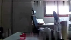 偷拍整容美女浴后全裸擦护肤品
