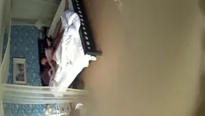 性欲旺盛青年男女开房滚床单很能草啊电话来了都不接继续干很生猛小床操的咔吱咔吱响射美女肚子上