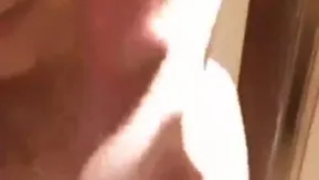 3根手指气賍女白领吃完肯德鸡脱光光 按摩嫩穴淫水流出