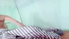 很有韵味御姐漂亮主播收费直播大秀 在凉席上自慰抠穴 很是淫荡
