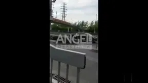 最大胆的挑战! 女生正中午全裸过天桥!