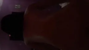 La chica de grandes tetas de Weifang es súper buena jugando con su culo por detrás