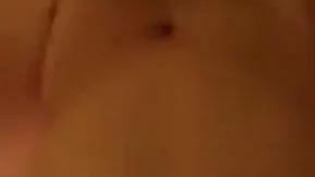 ナイトクラブのセクシーなガールフレンドが仕事から帰宅してセックスを懇願する