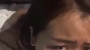 朋友的老婆操完不给内射~只好把脸当成标靶!!