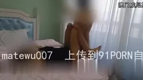 不動産屋はとてもふしだらで、ふしだらな雌犬で、服を脱いで大きな胸を露出させます