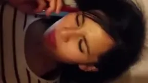 边讲电话边趴趴，妹子忍不住喘气…