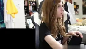 打LOL打到想打炮！大奶妹子直播打LOL顺便抠逼！游戏赢了观众也淫了：队友可变砲友吗