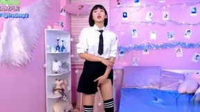 [欧美] 短髮正妹不停撩裙揉衣~制服下的神祕胴体!!