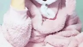 冷气开很强~妹妹只好穿着可爱毛衣玩穴穴~