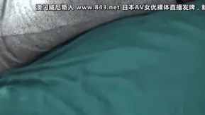 [欧美啪啪啪!]讲电话还露出无毛美鲍 赶紧来个插播