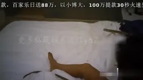 少し気弱だった売春婦は、ストレスを発散するためにホテルでクロッチレスのグレーのストッキングを履いた彼女を見つけ、疲れ果てて倒れるほど激しく犯しました。