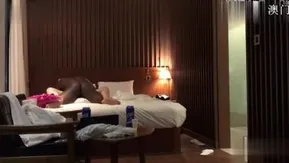 広州出身の女盛りの裕福な娘は、夫が長旅に出た直後、背が高く屈強な黒人男性と性的欲求を満たすためにナイトクラブへ行った。