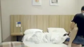 Cuando la pareja de estudiantes de segundo año fue al hotel a reservar una habitación el domingo, su novia parecía reacia.