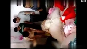 低俗闹洞房，让一对新人脱光衣服当场验身，新娘子不愿意了