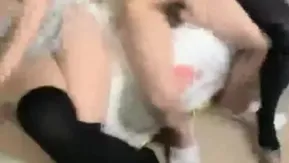 人混みには男が3人、女が2人。セレブな顔と騎乗位で激しく犯されます。