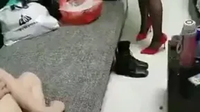 4人の女性と1人の男性による近親相姦グループP。主人公の男性は順番に犯され、それぞれが挿入を懇願し、激しく犯されます。