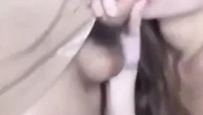 Taiwan muestra su cara a las tres y se come dos pollas a la vez. Está muy bien. Tiene la cara follada y follada y está completamente desnuda ante la cámara.