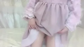 かわいい女の子は小さな銀のキツネの紫色のロリ スカートを一口持っています。