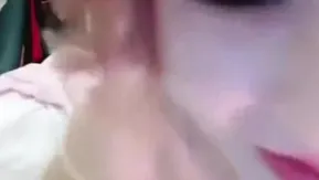 El pequeño antepasado de la linda loli 2D tiene sexo con su pareja sexual habitual. Ella toma una gran polla y lo llama papá. Se corre en la cara y bebe orina.